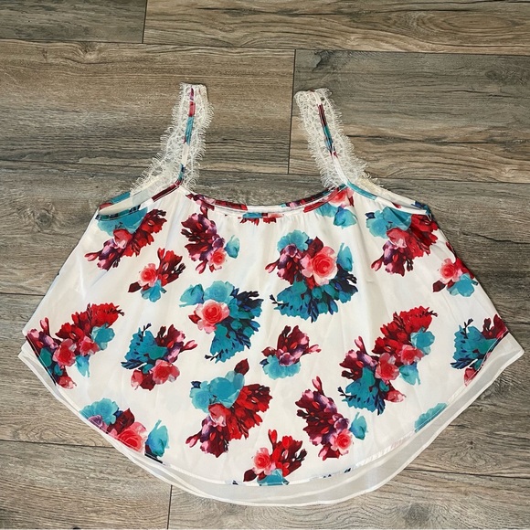 LOVERS + FRIENDS CROP TOP (S) - Picture 2 of 3